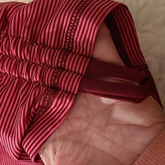 Maurices in motion athletic top size 1X maroon - Picture 3 of 8